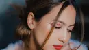 Tak hanya bold dan matte, Pevita Pearce juga tak jarang tampil dengan makeup lebih cerah dan colorful. Seperti kali ini, pemain film Lost in Love tersebut tampak menawan dengan glitter di bagian matanya. (Liputan6.com/IG/@pevpearce)