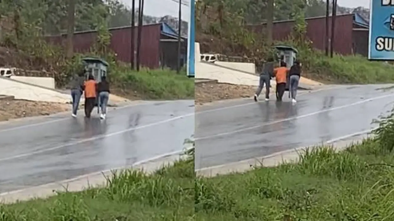Viral Anak Sekolah Bantu Penjual Bakso Dorong Gerobak saat Hujan Ini Bikin Salut