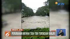 Perumahan mewah di Surabaya terendam banjir hingga kendaraan sulit melintas.