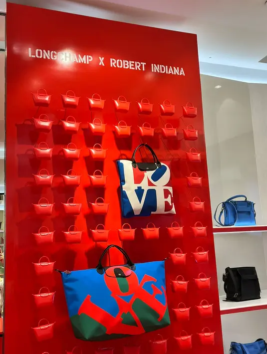 Karya seni Robert Indiana hadir menjadi print dalam tas primadona Longchamp, Le Pliage. Diharapkan karya seni yang terpampang pada beragam jenis Longchamp Le Pliage dapat menebarkan cinta dengan lebih luas. / Foto: Adinda Tri Wardhani - Fimela.com.