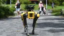 SPOT, robot anjing yang dapat mendeteksi apakah pengunjung memakai masker atau tidak menjalani uji coba putaran keduanya di Bishan Park Singapura, 22 September 2020. Uji coba ini bagian dari upaya melawan penyebaran COVID-19. (Xinhua/Then Chih Wey)