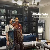 Sara Wijayanto dan Adinia Wirasti tampil bak anak kembar di pernikahan Wisnu Hardana (@adiniawrst)