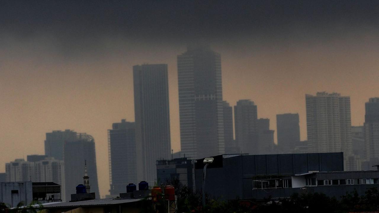 Suasana langit Jakarta yang saat ini diselimuti awan mendung pada Senin (29/1/2024). Hujan yang mengguyur Jakarta sejak dini hari membuat aktivitas lalu lintas di jalan tol dalam kota Gatot Subroto ramai lancar. (Foto merdeka.com / Imam Buhori)