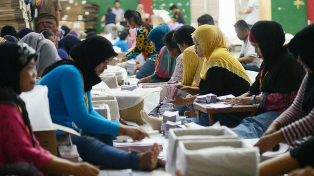 Memantau pelipatan dan penyortiran surat suara Pilkada Tangsel