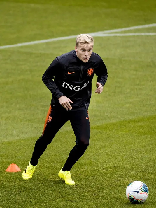 Gelandang Belanda, Donny van de Beek menggiring bola saat mengikuti latihan di Zeist (9/10/2019). Timnas Belanda akan bertanding melawan Irlandia Utara pada grup C kualifikasi Euro 2020 di Stadion Feijenoord. (Koen van Weel/ANP/AFP)