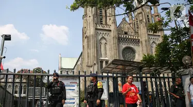 Sejumlah personil Polri-TNI melakukan penjagaan ketat di depan Gereja Katedral, Jakarta, Rabu (4/9/2024). (Liputan6.com/Angga Yuniar)