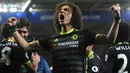 Ekspresi David Luiz saat selebrasi ke arah para pendukungnya usai Marcos Alonso berhasil mencetak gol kedua di gawang Leicester City di Stadion King Power, Inggris, Sabtu (14/1). Chelsea permalukan Leicester 3-0. (AP Photo/Rui Vieira)