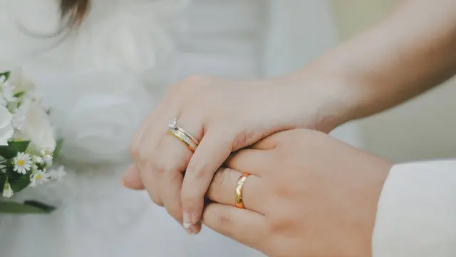 Begandengan tangan setelah akad nikah (Pexels)
