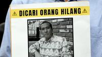 Aktivis dari Indonesia Corruption Watch (ICW) melakukan aksi di depan Gedung Merah Putih Komisi Pemberantasan Korupsi (KPK), Jakarta, Selasa (28/6/2022). ICW mengingatkan KPK untuk serius menangani kasus buronnya tersangka korupsi, Harun Masiku. (Liputan6.com/Helmi Fithriansyah)