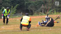 Atlet paralayang putri asal Malaysia Sharifah Nadiah Wafa terjatuh saat bertanding pada nomor ketepatan mendarat Asian Games 2018, Bogor (21/8). Saat ini Sharifah masih menjalani perawatan tim medis. (Merdeka.com/Arie Basuki)