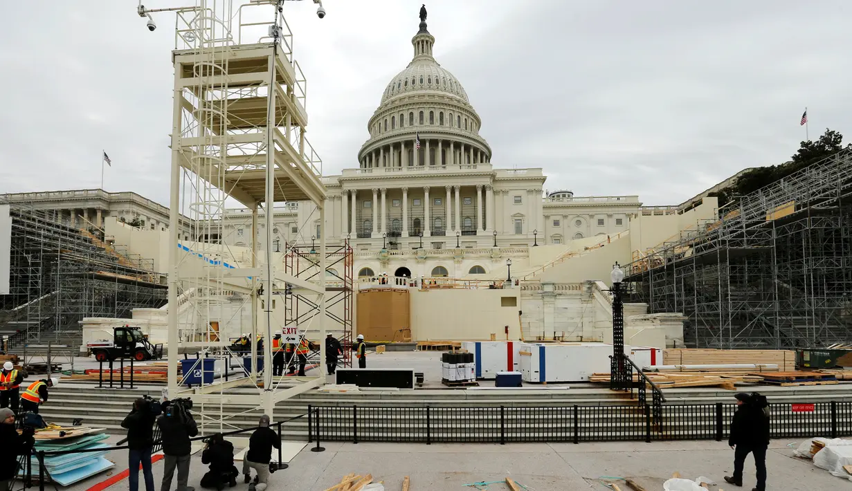 Pekerja konstruksi menyelesaikan pekerjaanya dalam persiapan pelantikan Presiden terpilih Donald Trump di U.S. Capitol, Washington, Kamis (8/12). Trump tetap menjadi dilantik menjadi Presiden AS meski sempat didemo warganya. (REUTERS/Jonathan Ernst)