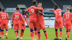 Pemain Chelsea merayakan gol yang dicetak Tammy Abraham ke gawang Newcastle United pada laga lanjutan Liga Inggris di St James Park, Sabtu (21/11/2020) malam WIB. Chelsea menang 2-0 atas Newcastle United. (AFP/Lindsey Parnaby/pool)