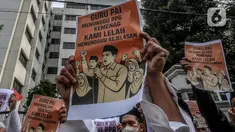 Sejumlah Guru Pendidikan Agama Islam (GPAI) melakukan aksi damai di depan gedung Kementerian Agama, Jakarta, Selasa (15/7/2025). (Liputan6.com/Herman Zakharia)