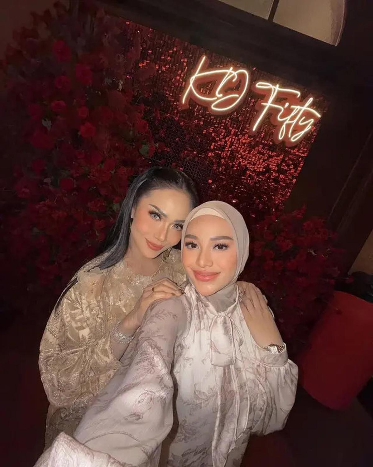 Model Blouse Motif Bunga ala Aurelie Hermansyah, Gaya Kasual yang Elegan Cocok untuk Usia 25 Tahun ke Atas