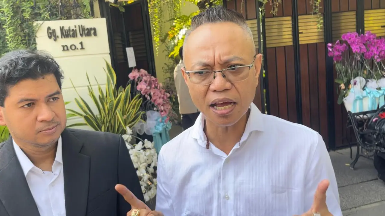 Ade Darmawan saat ditemui di kediaman Jokowi di Sumber, Banjarsari, Solo, Rabu (15/7/2026). (Merdeka.com/Arie Sunaryo)