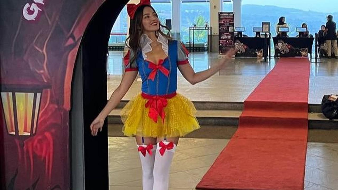 Nia memilih rok pendek di atas lutut, stoking putih, dan sepatu putih untuk Snow White.