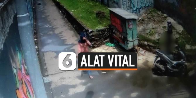 VIDEO: Aksi Pria Pamer Alat Vital di Jatinegara Terekam CCTV