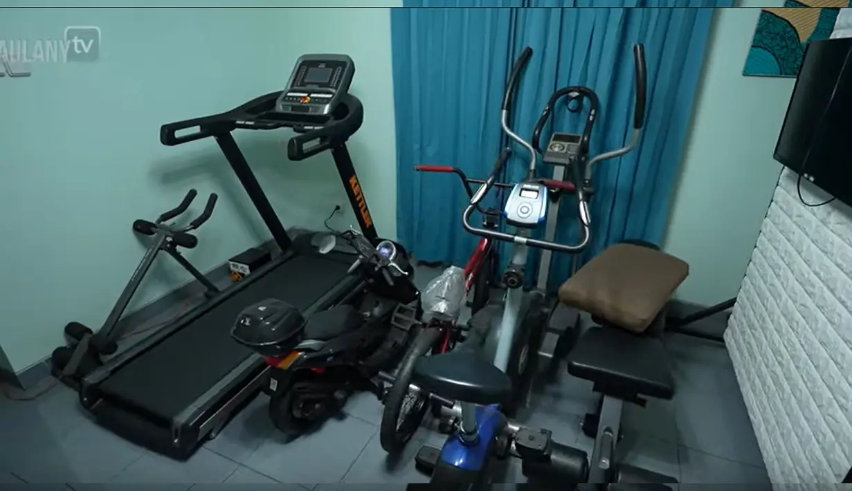 Masuk dari pintu utama langsung terlihat beberapa peralatan untuk olahraga. [Youtube/Taulany TV]