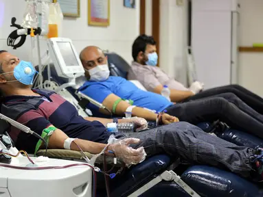 Pasien yang telah sembuh dari COVID-19 mendonorkan plasma di Pusat Transfusi Darah Nasional, Baghdad, Irak, Minggu (28/6/2020). Kementerian Kesehatan Irak pada 29 Juni 2020 mengatakan bahwa kasus COVID-19 di Irak sebanyak 47.151, sementara pasien sembuh mencapai 1.852. (Xinhua/Khalil Dawood)