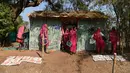 Sejumlah nenek meninggalkan kelas di Sekolah Aajibaichi Shaala, Desa Fangane, India, pada 1 Maret 2017. Sekolah ini mendidik para perempuan lanjut usia. Maka Aajibaichi Shaala dikenal sebagai 'Sekolah Nenek'. (AFP Photo / Indranil Mukherjee)