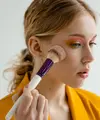 Makeup yang mudah crack umumnya dipengaruhi oleh cara mempersiapkan kulit dan teknik layering produk. (Foto/dok: Pexels/MART PRODUCTION)