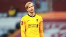 Caoimhin Kelleher merupaka kiper lapis dua Liverpool asuhan Jurgen Klopp. Meski hanya tampil sebanyak delapan pertandingan pada musim lalu, ia tampil bagus setiap kali diberikan kesempatan dan memainkan peran penting dalam membawa The Reds meraih gelar Carabao Cup. Dilansir dari Spotrac, kiper asal Republik Irlandia tersebut mendapatkan gaji sebesar 6.000 paun setiap minggu atau sekitar 108 juta rupiah per minggunya. (AFP/Hannah Mckay)