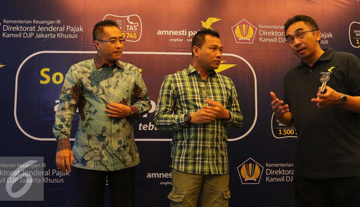 Kepala kantor wilayah DJP Jakarta Khusus Muhammad Haniv (kiri) bersama Anggota Komisi X DPR RI Anang Hermansyah (tengah) saat sosialisai Tex Amnesty di Jakarta, Selasa (23/8). (Liputan6.com/Angga Yuniar)