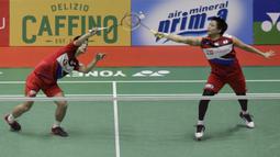 Ganda Putra Jepang, Akira Koga/Taichi Sato, saat melawan wakil Indonesia, Fajar Alfian/Muhammad Rian Ardianto, pada laga Indonesia Masters di Istora, Jakarta, Rabu (15/1/2020). Fajar/Rian menang 21-19, 16-21, dan 21-13. (Bola.com/M Iqbal Ichsan)