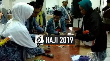 PPIH Embarkasi Solo menyita puluhan barang terlarang dari calon jemaah haji.