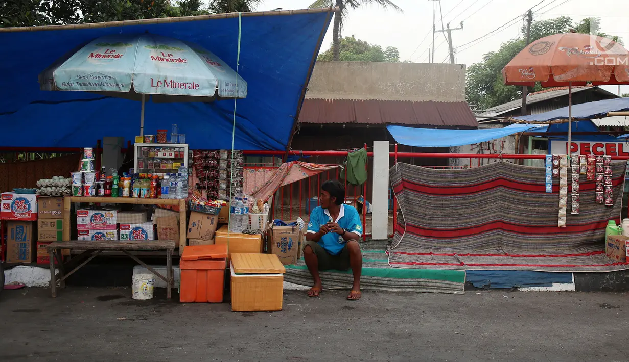 Warga sekitar membuat warung dadakan di Jalur Pantura, Cirebon, Jawa Barat, Rabu (21/6). Mereka menyediakan alas untuk beristirahat bagi para pemudik yang singgah di warungnya. (Liputan6.com/Johan Tallo)