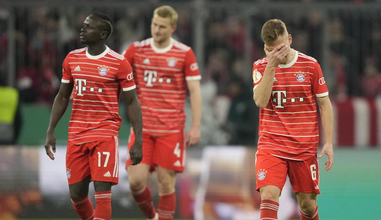 Pemain Bayern Munchen, Joshua Kimmich dan rekan-rekannya tampak lesu setelah ditaklukkan SC Freiburg dalam laga babak perempat final DFB Pokal di Allianz Arena, Rabu (05/04/2023). Bayern harus menelan pil pahit seteah dipermalukan tamunya SC Freiburg pada laga DFB Pokal. (AP Photo/Matthias Schrader)