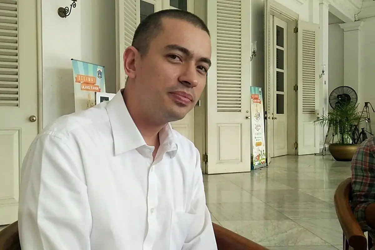 [Bintang] Rian Ernest, Staf Magang Ahok yang Bikin Cewek-cewek Gagal Fokus