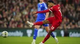 Pemain Liverpool, Cody Gakpo (kanan) mencetak gol penyeimbang 1-1 ke gawang Leicester City melalui tendangan balik badan saat laga putaran ketiga Carabao Cup 2023/2024 di Anfield, Liverpool, Inggris, Kamis (28/09/2023) dini hari WIB. Liverpool berhasil menang comeback 3-1 atas Leicester City. (AP Photo/Jon Super)