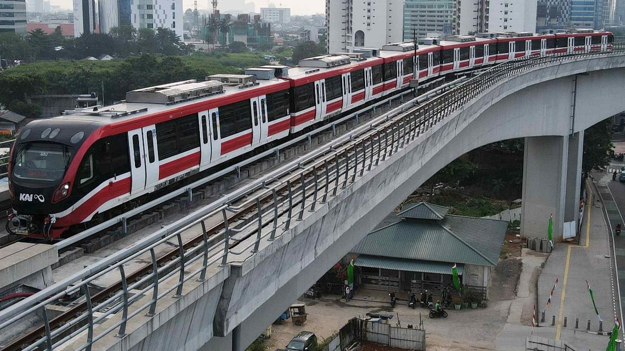 Kereta ringan atau Light Rail Transit (LRT) melintas di jembatan rel lengkung (longspan) LRT Kuningan, Jakarta, Kamis (3/8/2023). Wakil Menteri BUMN Kartika Wirjoatmodjo menyebutkan konstruksi jembatan lengkung dari Gatot Subroto menuju ke Kuningan salah 