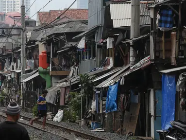 Suasana permukiman padat penduduk di pinggir rel kawasan Petamburan, Jakarta, Selasa (19/7). BPS DKI Jakarta menyatakan jumlah penduduk miskin di Jakarta mengalami kenaikan 0,14 poin. (Liputan6.com/Faizal Fanani)