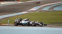 Pebalap Mercedes GP, Nico Rosberg, merebut pole position balapan Formula One Grand Prix Qatar setelah menjadi yang tercepat di babak kualifikasi, Sabtu (28/11/2015). 