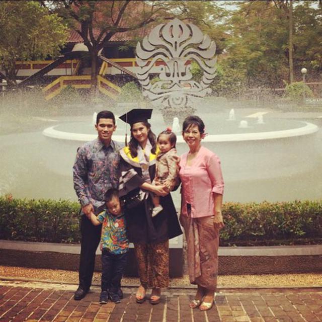 6 Potret Lawas Masa Sekolah Dian Sastrowardoyo, Parasnya Curi Perhatian