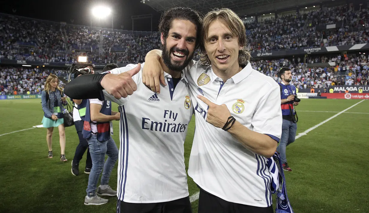 Pemain Real Madrid, Isco dan Luka Modric, saat merayakan gelar juara La Liga Spanyol usai menaklukkan Malaga di Stadion La Rosaleda, Malaga, Minggu (21/5/2017). Malaga kalah 0-2 dari Madrid. (EPA/Daniel Perez)