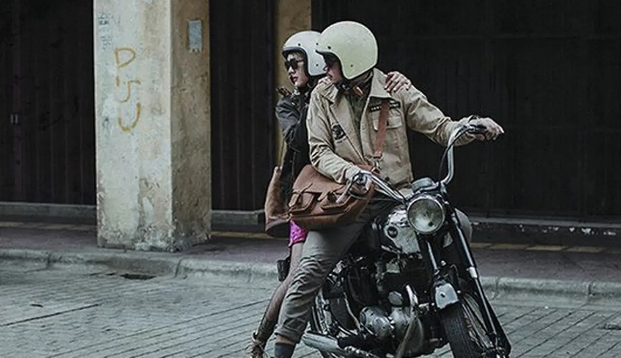 Sebelumnya, pernikahan pasangan ini ramai dibicarakan lantaran konsep undangannya yang unik. Bukan hanya itu, foto-foto prewedding pasangan ini juga terbilang unik. (Instagram/popsovia)