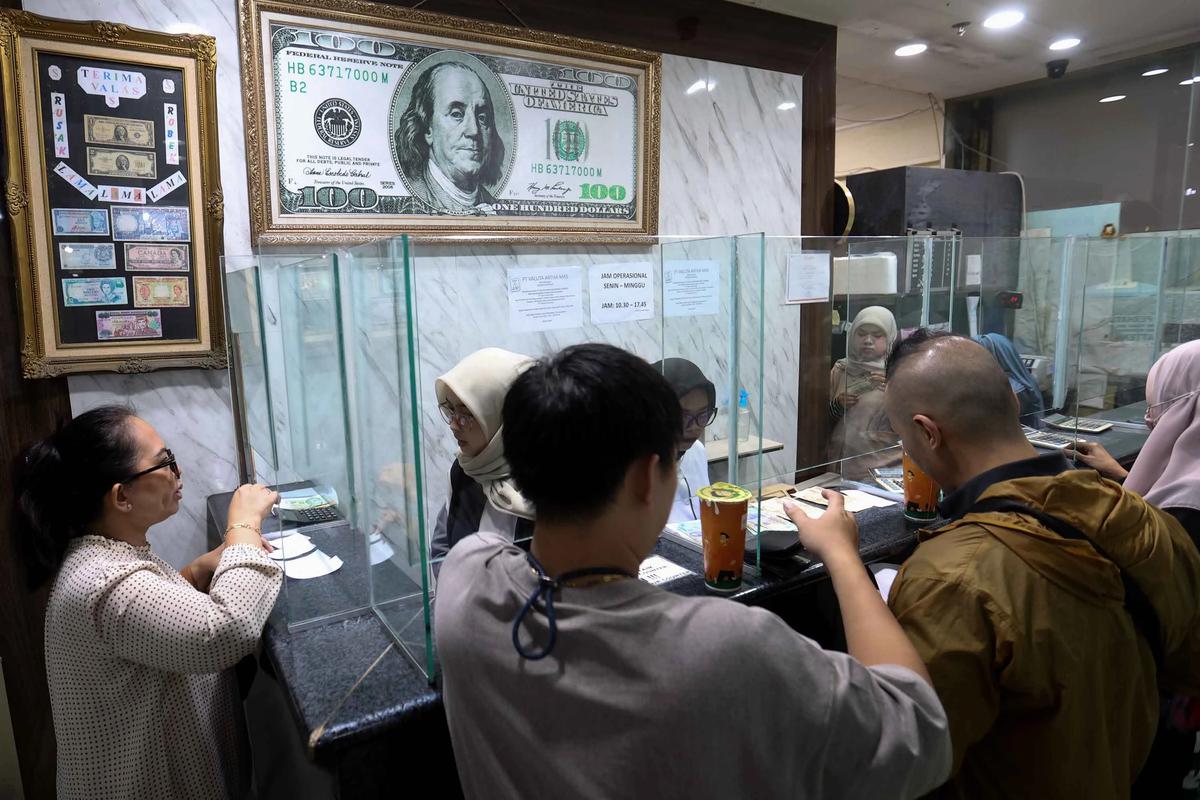 FOTO: BI Akan Memperketat Pembelian Dolar AS di Tengah Tekanan Rupiah