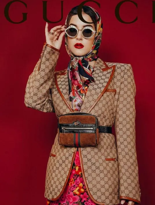 Dalam video yang diunggah, tampak Tasya mengenakan blazer warna cokelat. Akun Instagram @tasyafarasya.wearings melaporkan bahwa Canvas Single-breasted Blazer tersebut ditaksir seharga Rp52,6 juta. (Instagram/tasyafarasya).