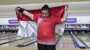 Atlet bowling Indonesia, Elsa Maris, melakukan selebrasi usai meraih medali emas cabang tenpin bowling TPB 4 di Jaya Ancol Bowling Center, Jakarta, Selasa (9/10/2018). (Bola.com/Vitalis Yogi Trisna)