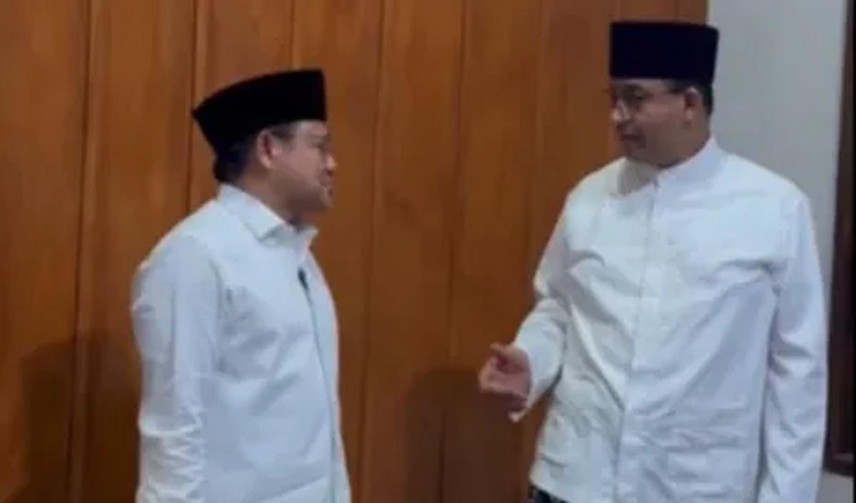 Anies pun langsung menjajal dengan menarik-narik sarung yang tengah dipakai Cak Imin. "Nah ini mantep banget," kata Anies sambil menarik-narik sarung.<br>