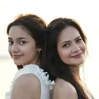 Jejak gemilang sang ibu, Cut Tari, di ajang GADIS Sampul kini diteruskan oleh Sydney Azkassya Jusuf. Setelah bersaing dengan ratusan kontestan, Sydney berhasil dinobatkan sebagai pemenang GADIS Sampul 2024. [@cuttaryofficial].