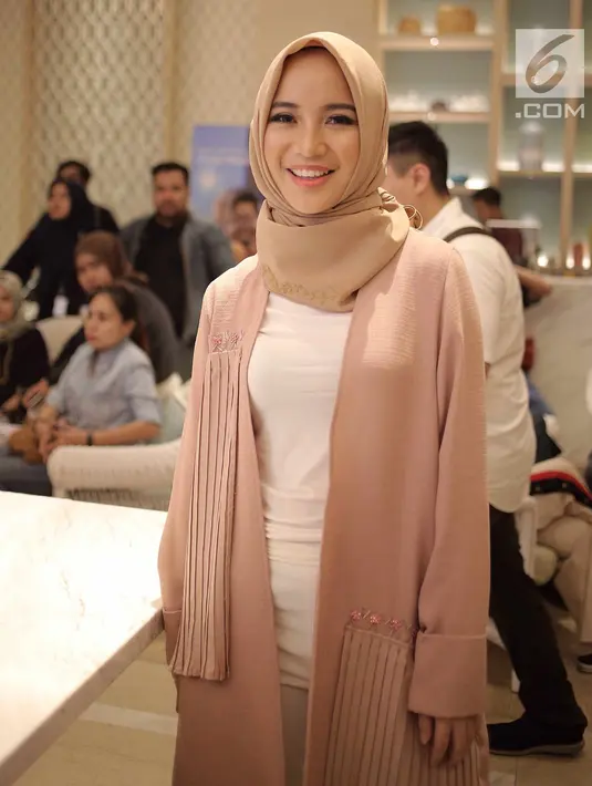 Chacha Frederica berpose saat menghadiri launching kosmetik milik Shandy Aulia, Jakarta, Rabu (30/5). Chacha tengah berupaya menjalani proses hidup yang lebih baik dengan mematuhi perintah-nya dan menjauhi larangan Allah SWT. (Liputan6.com/Faizal Fanani)