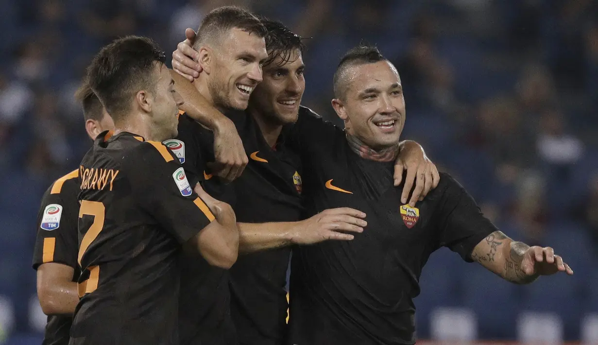 Para pemain AS Roma merayakan gol Edin Dzeko saat melawan Hellas Verona pada lanjutan Serie A di Olympic stadium, Roma, (16/9/2017). Roma menang 3-0. (AP/Andrew Medichini)