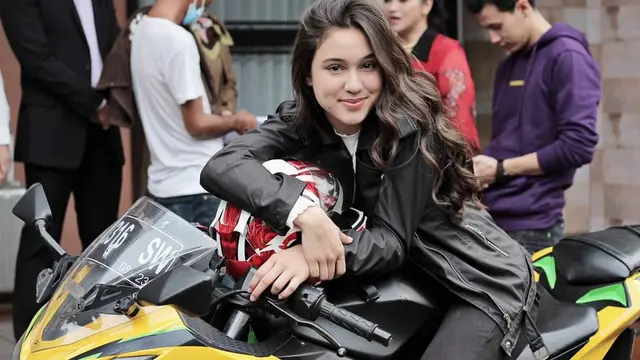 Totalitas Dalam Berakting, Ini 6 Potret Yasmin Napper saat Naik Motor Gede