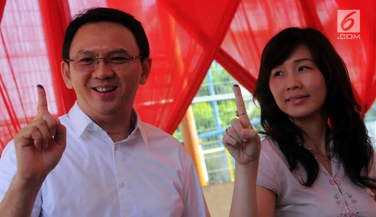 Basuki Tjahaja Purnama (Ahok) bersama Veronica Tan ketika pencoblosan Pilkada DKI Jakarta pada 19 April 2017. Saat perayaan hari pernikahan ke-20 tahun pada 6 September 2017 lalu, Ahok  menulis sepucuk surat untuk Veronica. (Liputan6.com/Gempur M Surya)