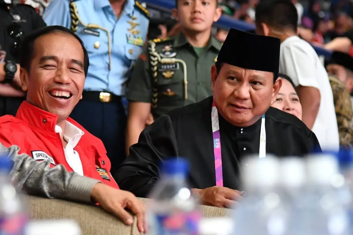Potret Jokowi - Prabowo Peluk Atlet Silat Peraih Emas Asian Games 2018