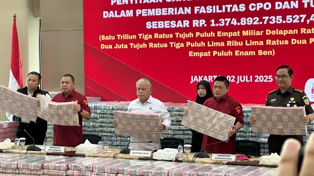 Penampakan tumpukan uang pengganti kerugian keuangan negara itu disusun di ruangan lantai 11 Gedung Bundar Jampidsus Kejagung, Jakarta Selatan.